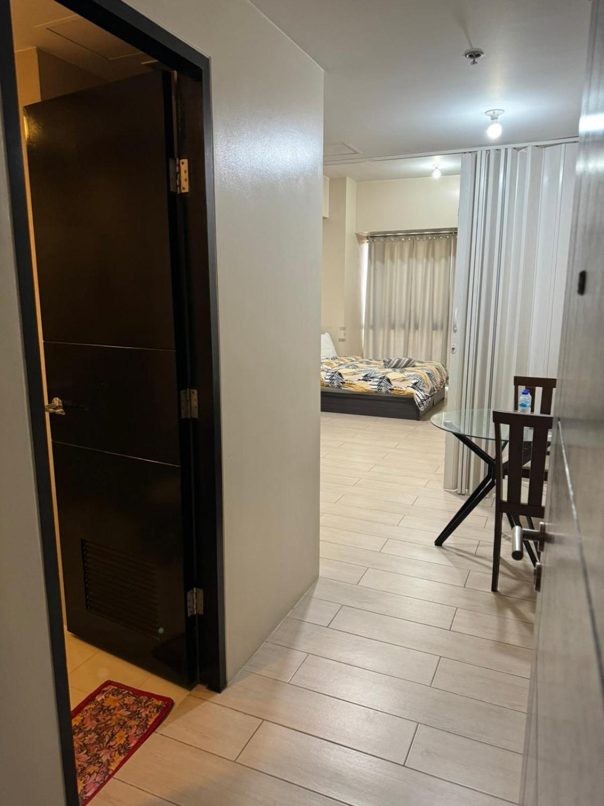 Henry'S Newport Condotel Pasay Esterno foto