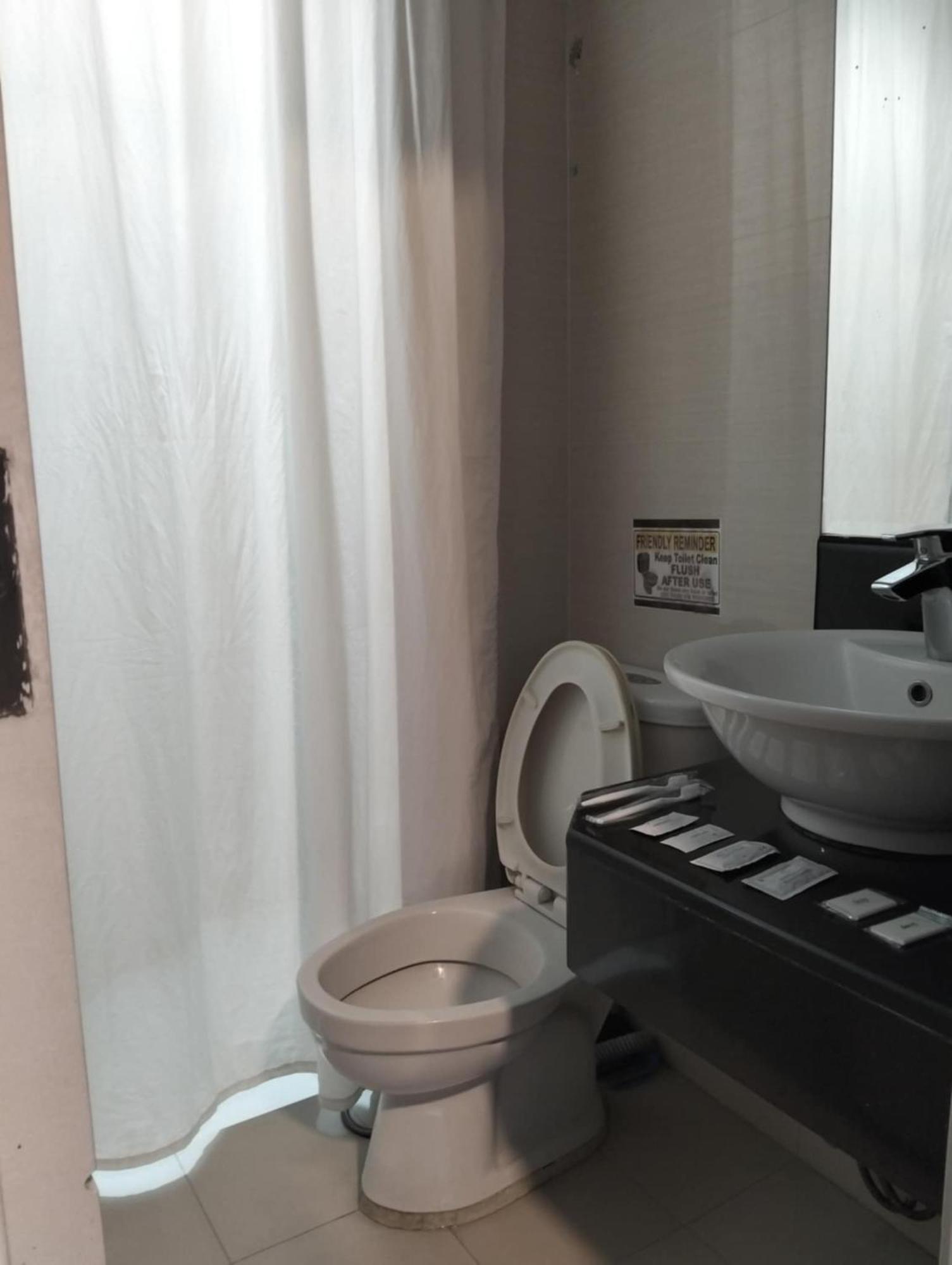 Henry'S Newport Condotel Pasay Esterno foto