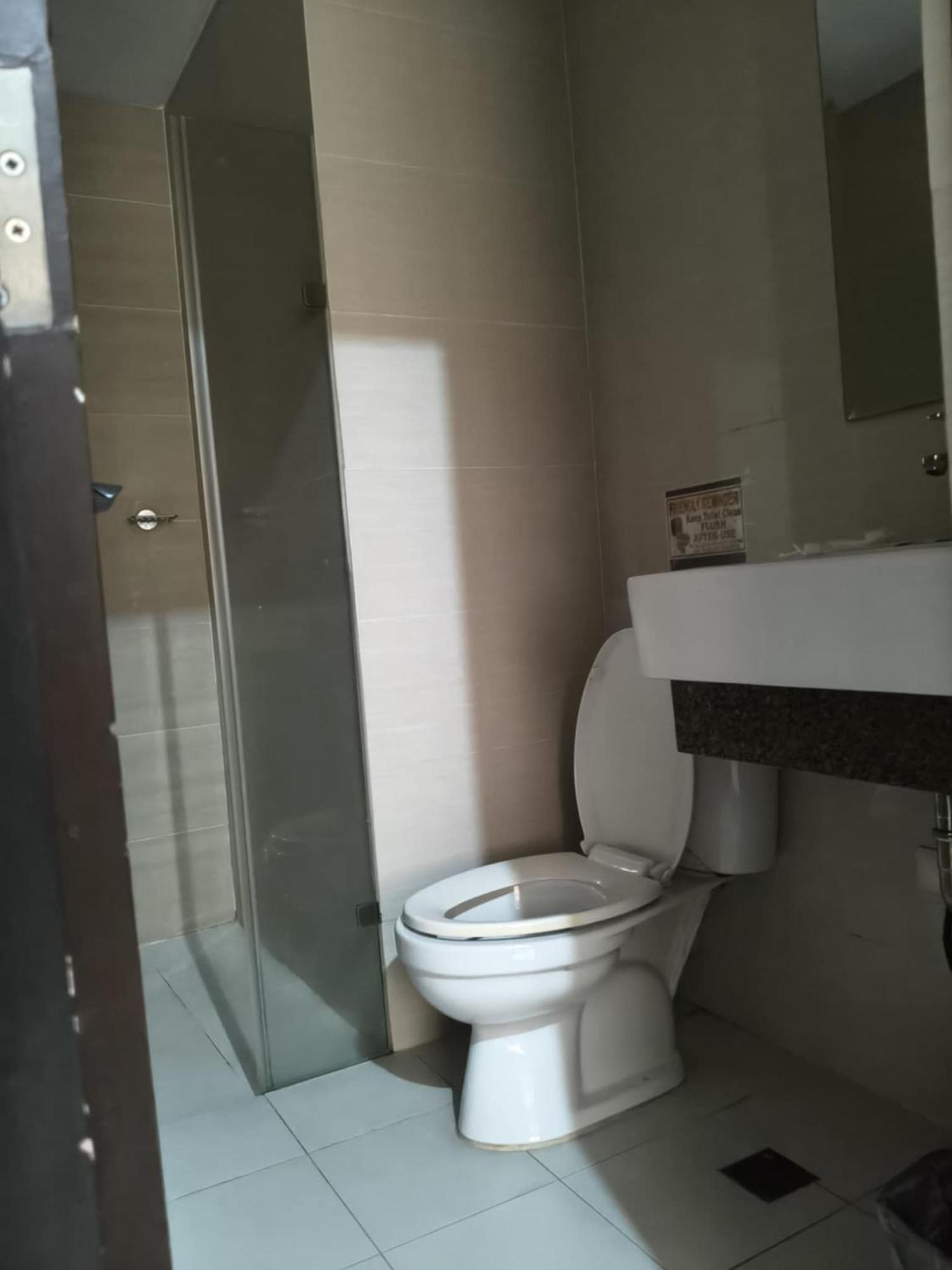 Henry'S Newport Condotel Pasay Esterno foto