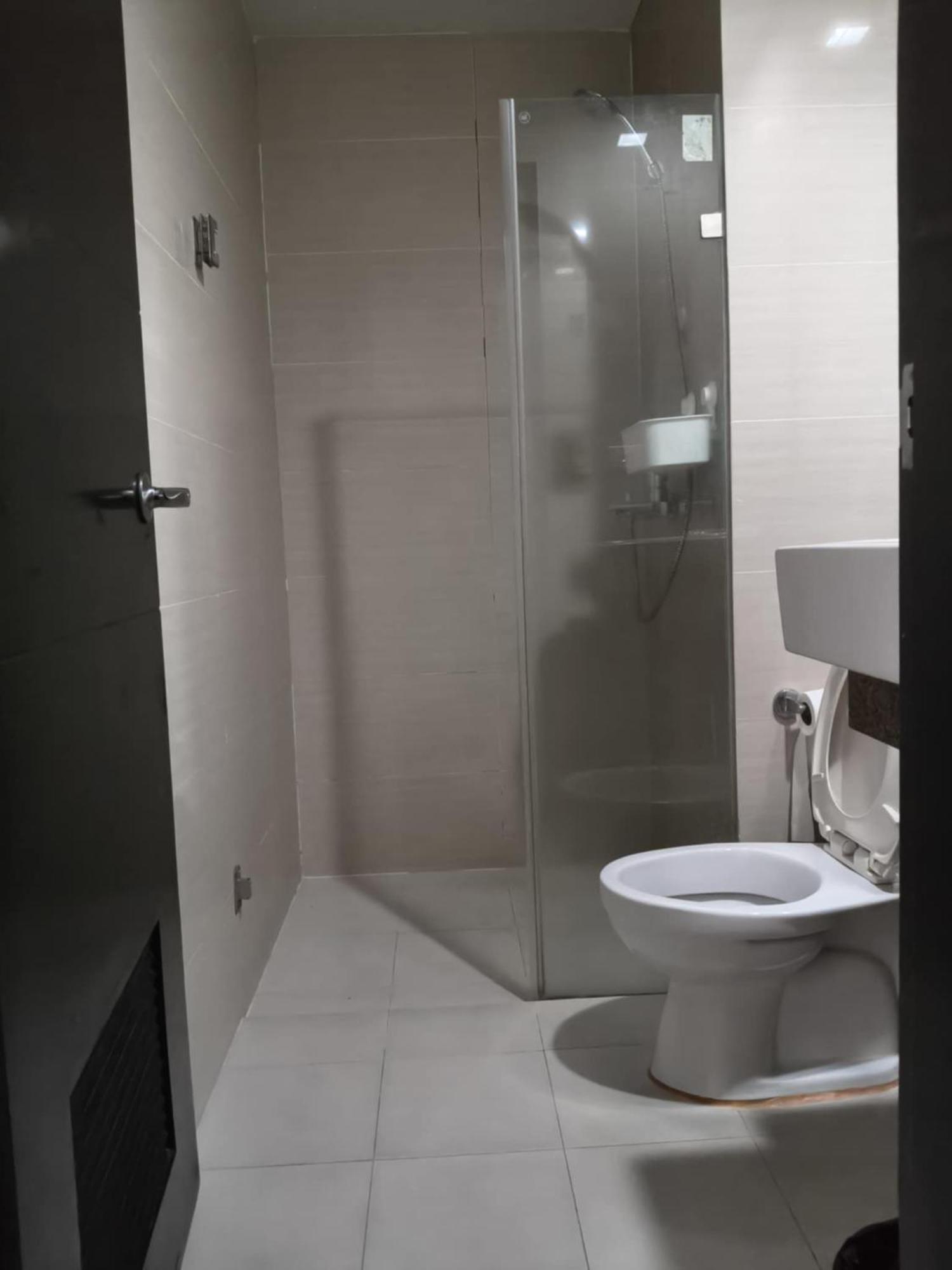 Henry'S Newport Condotel Pasay Esterno foto