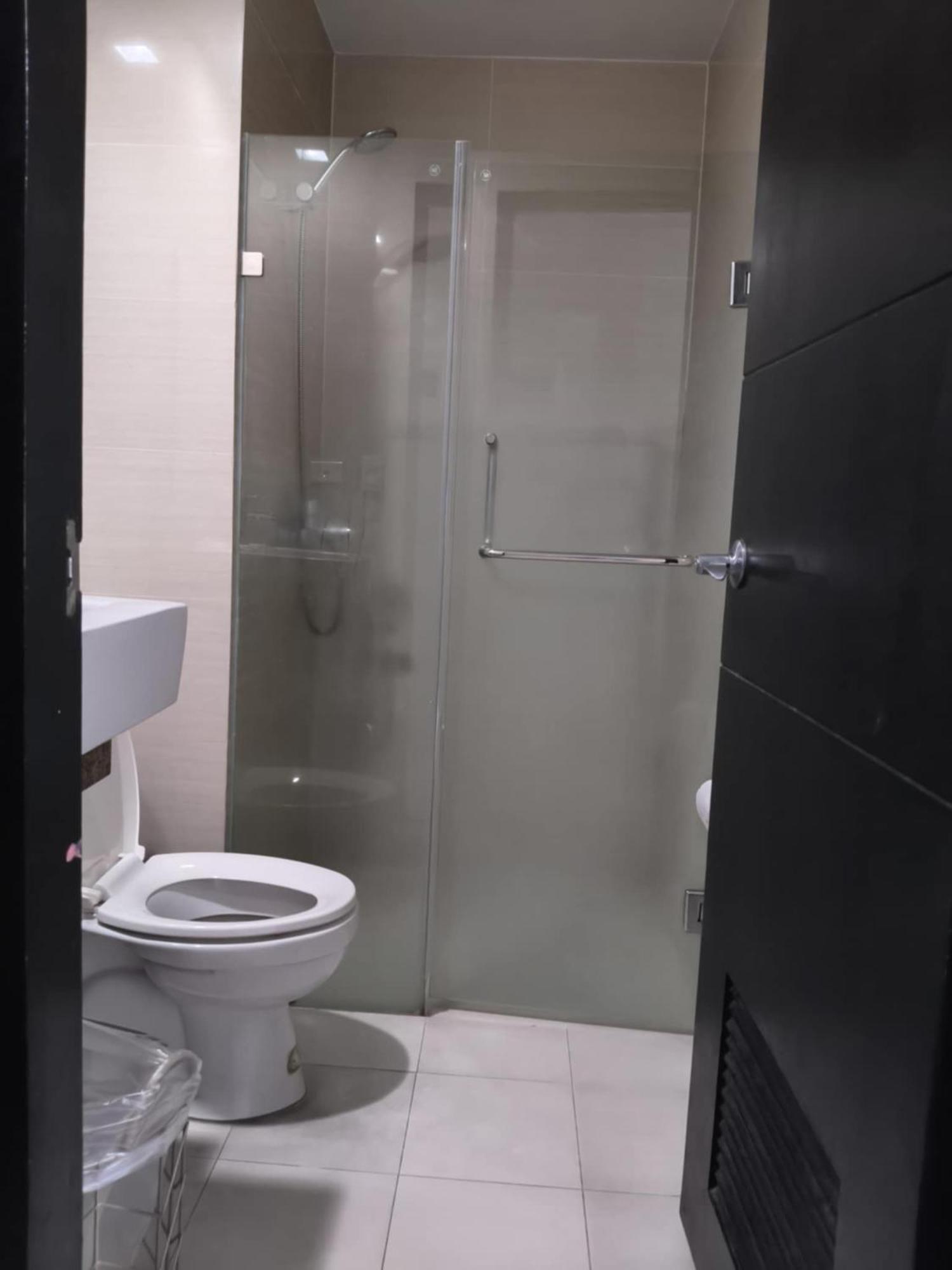 Henry'S Newport Condotel Pasay Esterno foto
